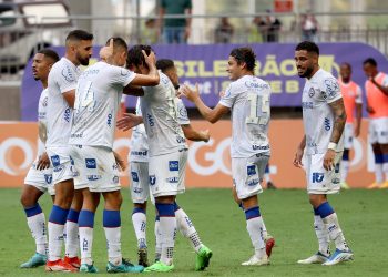 De virada, Bahia vence o Vasco por 2 a 1 na Fonte Nova e aumenta vantagem para o quinto colocado