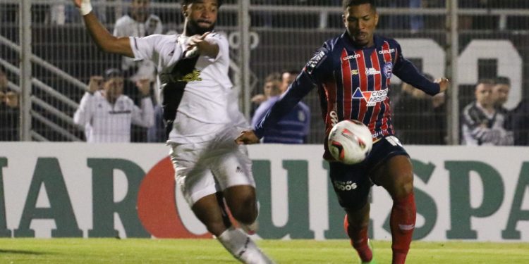 Fora de casa, Bahia joga mal e perde para a Ponte Preta por 2 a 0