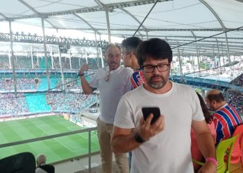 Representante do City é flagrado assistindo jogo do Bahia com Bellintani na Arena Fonte Nova
