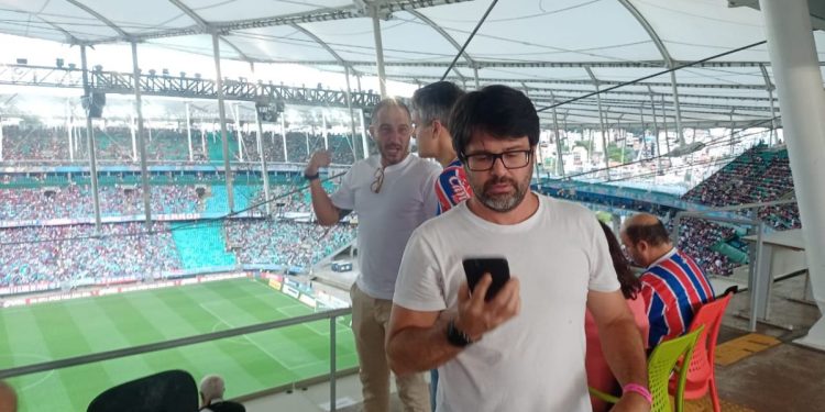 Representante do City é flagrado assistindo jogo do Bahia com Bellintani na Arena Fonte Nova