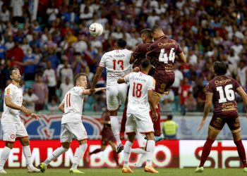 De virada, Bahia vence o Tombense por 3 a 1 na Arena Fonte Nova e chega aos 50 pontos no Brasileirão