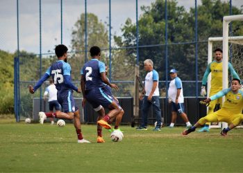 Enderson comanda treino técnico e realiza testes na equipe antes de enfrentar o Criciúma