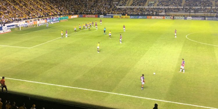 Em jogo sem emoções, Bahia e Criciúma empatam sem gols pela 29º rodada do Campeonato Brasileiro