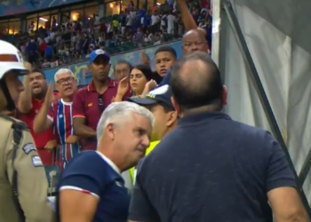 Após empate contra o Operário, Enderson Moreira discute com torcedor nas arquibancadas; assista