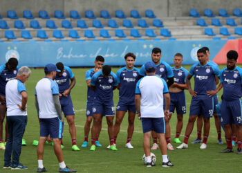 De olho no Operário, Enderson comanda treino tático e realiza testes na equipe