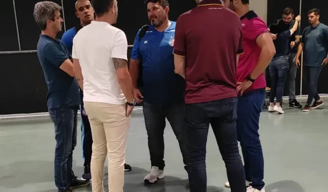 Após empate contra o Vila Nova, representante do Grupo City é flagrado conversando com Eduardo Barroca na Fonte Nova