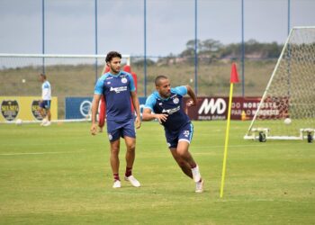 Bahia faz último treino em Salvador e viaja para enfrentar o Grêmio, em Porto Alegre