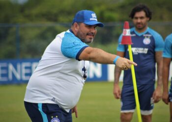 Com Davó no time titular, Barroca comanda treino tático e começa a esboçar time para enfrentar o Guarani