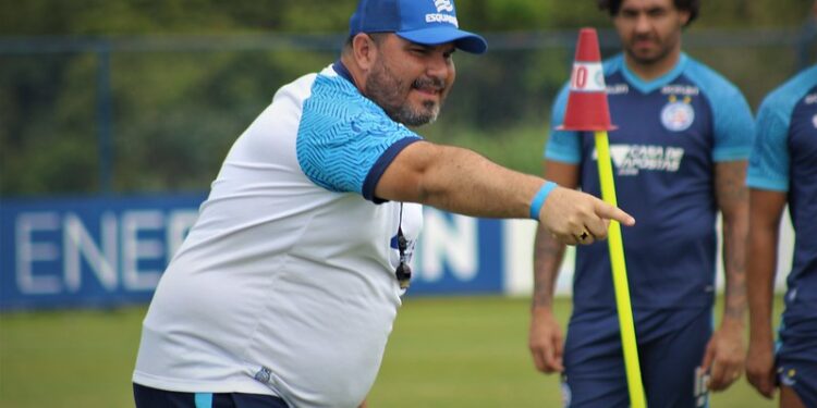 Com Davó no time titular, Barroca comanda treino tático e começa a esboçar time para enfrentar o Guarani