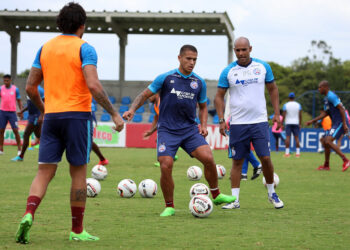 De olho no Vila Nova, Barroca comanda treino tático e realiza testes na equipe titular