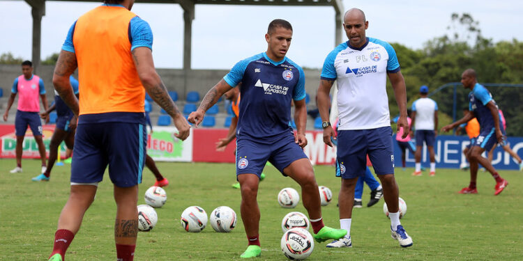 De olho no Vila Nova, Barroca comanda treino tático e realiza testes na equipe titular