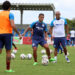 De olho no Vila Nova, Barroca comanda treino tático e realiza testes na equipe titular