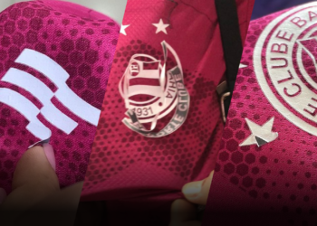 Sucesso de vendas, torcedores do Bahia reclamam de qualidade da camisa em homenagem ao Outubro Rosa