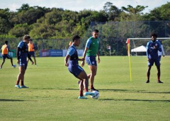 De olho no CRB, Barroca comanda treino tático no CT Evaristo de Macedo