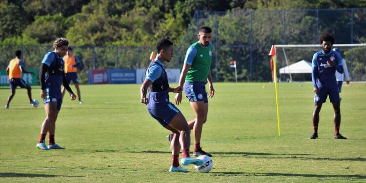 De olho no CRB, Barroca comanda treino tático no CT Evaristo de Macedo