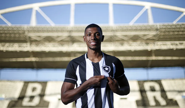 Bahia negocia contratação do zagueiro Kanu, do Botafogo