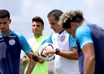 Com reforços em campo, Renato Paiva comanda treino tático na Cidade Tricolor