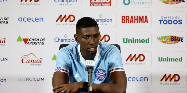 Apresentado, Kanu avalia disputa por posição e como pretende se encaixar no time de Renato Paiva