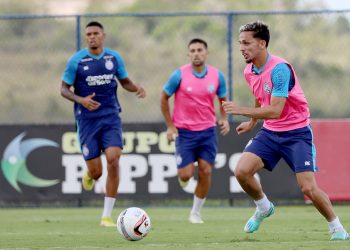 Com foco no BAVI, Renato Paiva comanda treino tático e realiza testes na equipe titular