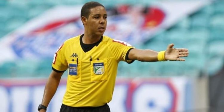 Emerson Ricardo de Almeida apita jogo entre Bahia e Vitória na Fonte Nova