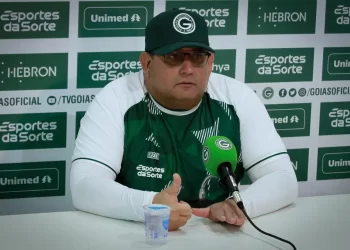 Ex-Bahia, Guto Ferreira sofre gordofobia em Goiás; técnico responde ofensa