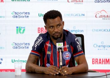 Lateral Cicinho analisa retorno ao Brasil e se coloca à disposição de Renato Paiva para estrear