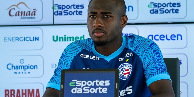 Lateral Ryan comemora oportunidade no time principal do Bahia: “Venho me dedicando nos treinamentos”