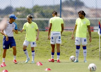 Renato Paiva comanda treino tático na Cidade Tricolor