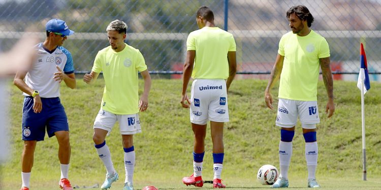 Renato Paiva comanda treino tático na Cidade Tricolor