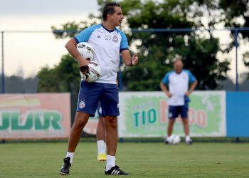Renato Paiva realiza testes e segue preparando o Bahia para estreia na temporada
