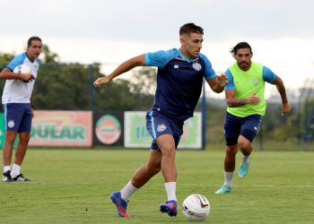 Renato Paiva realiza treino tático e aprimora jogadas aéreas