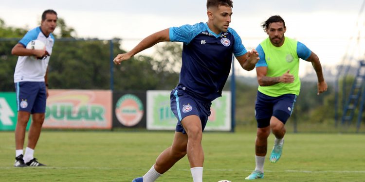 Renato Paiva realiza treino tático e aprimora jogadas aéreas