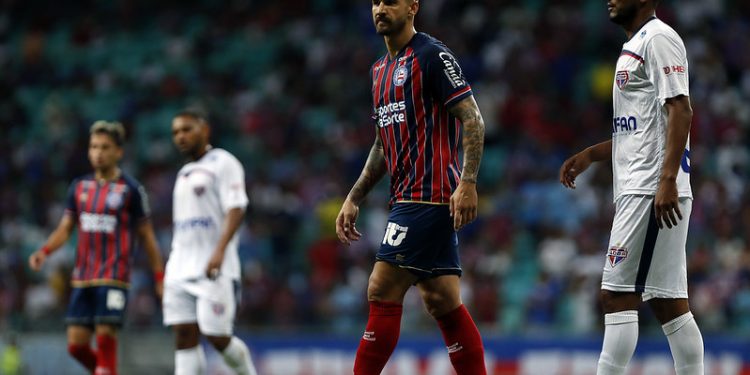 Com dois gols de Everaldo, Bahia vence de virada o Bahia de Feira por 2 a 1