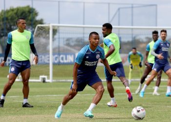 De olho no Bahia de feira, Renato Paiva comanda treino tático na Cidade Tricolor