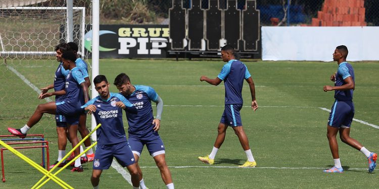 De olho no Sport, Renato Paiva comanda treino tático na Cidade Tricolor