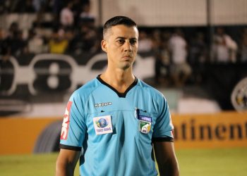 Leonilson Fernandes Trigueiro Filho apita jogo entre Bahia x Ferroviário, na Fonte Nova