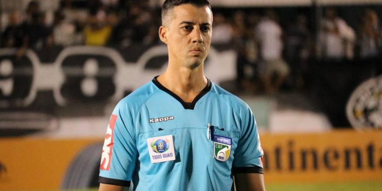Leonilson Fernandes Trigueiro Filho apita jogo entre Bahia x Ferroviário, na Fonte Nova