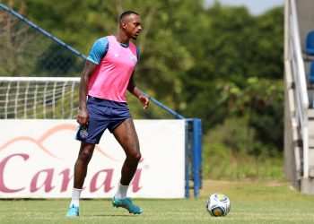 Zagueiro Raul Gustavo sofre lesão grave no joelho e pode retornar ao Corinthians