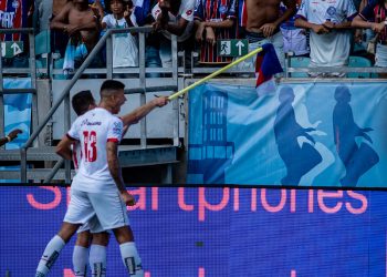 Bahia pode ser punido por arremesso de objeto em campo no Ba-Vi; Árbitro relata em súmula