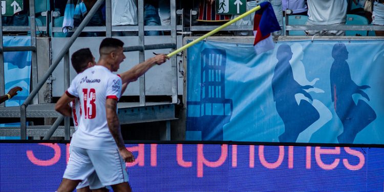 Bahia pode ser punido por arremesso de objeto em campo no Ba-Vi; Árbitro relata em súmula