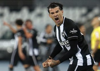 Botafogo iguala proposta do Bahia e dificulta saída do zagueiro Victor Cuesta
