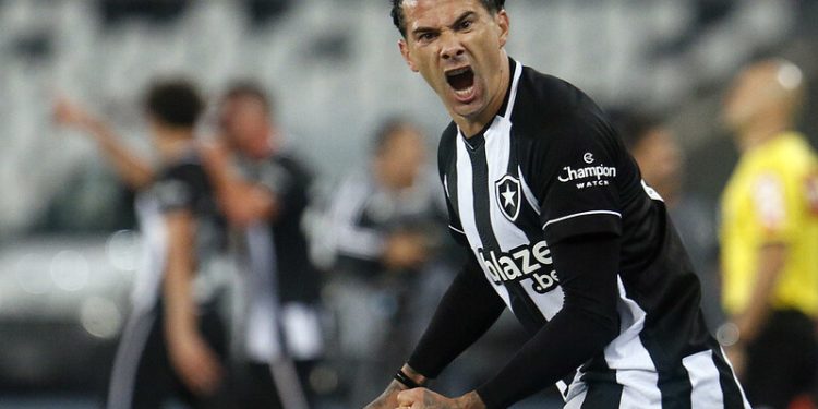 Botafogo iguala proposta do Bahia e dificulta saída do zagueiro Victor Cuesta