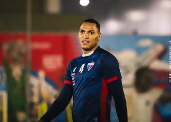 Especulado no Bahia, zagueiro Tite renova contrato com o Fortaleza