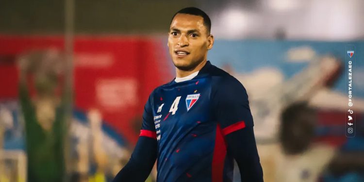 Especulado no Bahia, zagueiro Tite renova contrato com o Fortaleza