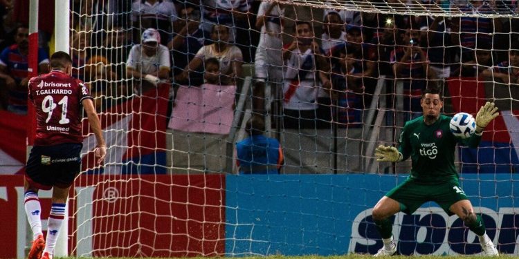 Ex-Bahia, goleiro Jean brilha em triunfo do Cerro Porteño na Libertadores