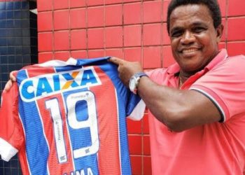 Ex-Bahia, Lima Sergipano “rifa” camisa do clube para comprar bolo de aniversário