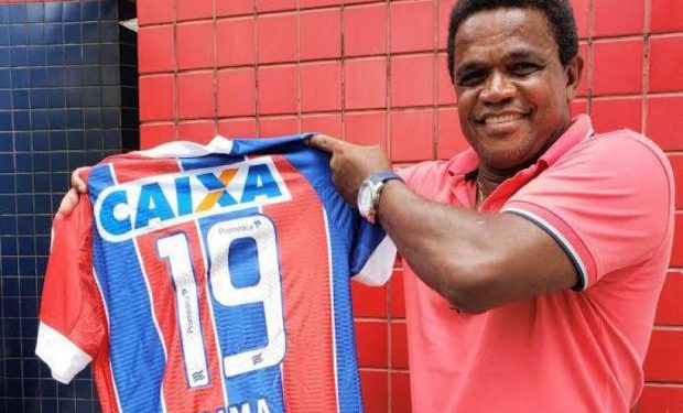 Ex-Bahia, Lima Sergipano “rifa” camisa do clube para comprar bolo de aniversário
