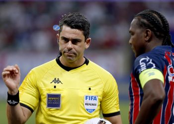 Flávio Rodrigues de Souza apita jogo entre Camboriú-SC x Bahia pela Copa do Brasil