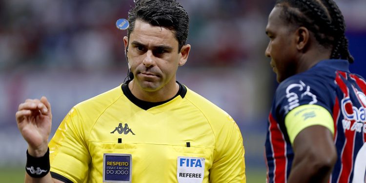 Flávio Rodrigues de Souza apita jogo entre Camboriú-SC x Bahia pela Copa do Brasil