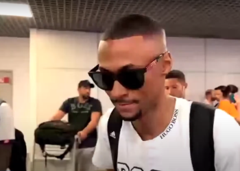 Novo reforço do Bahia, atacante Ademir desembarca em Salvador